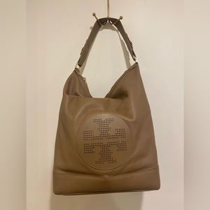 Tory Burch brand new leather beige hobo bag with zipper